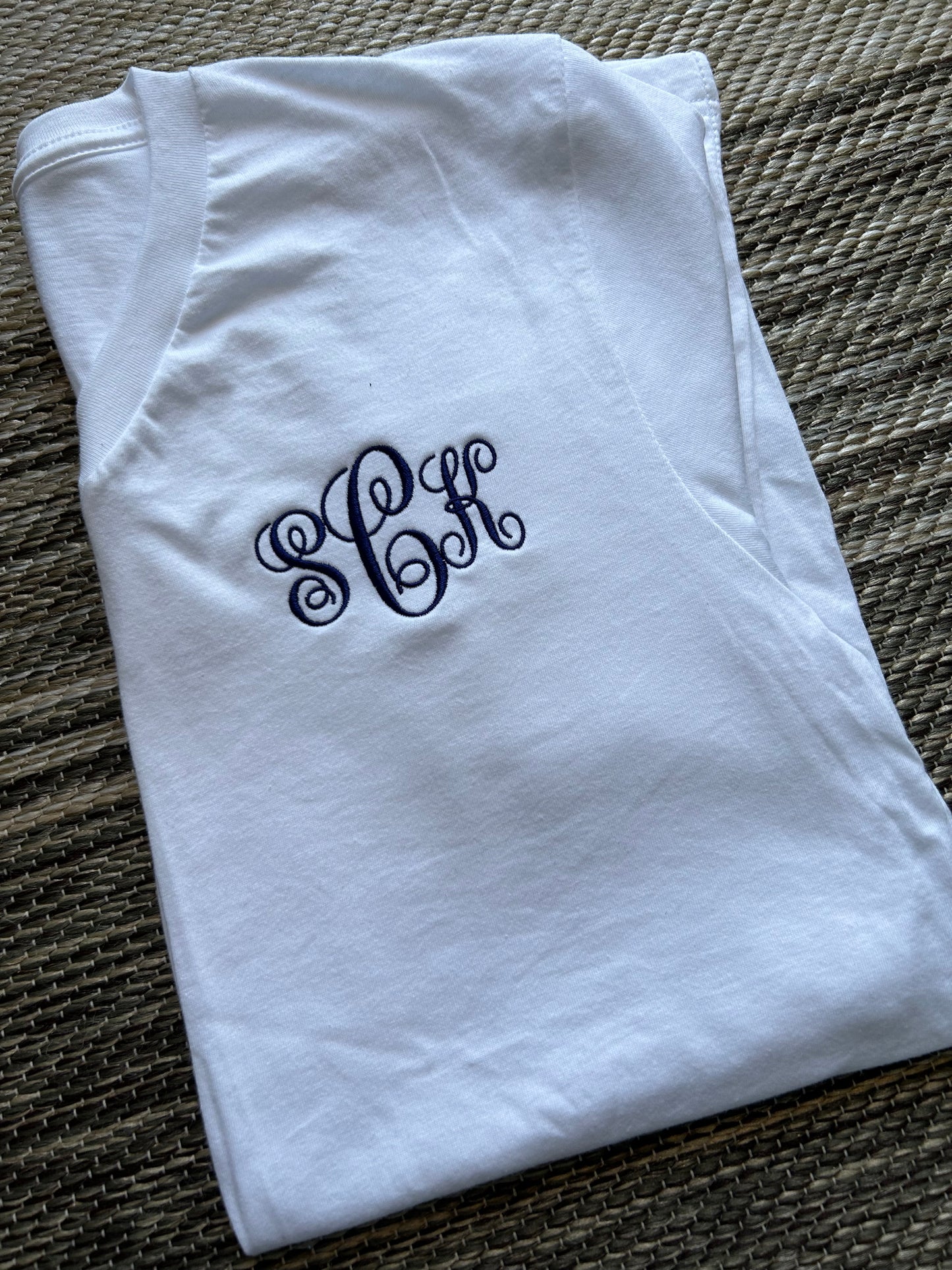 White Monogrammed Short Sleeve V-Neck Tee Shirt | Medium | SCK | Blooper